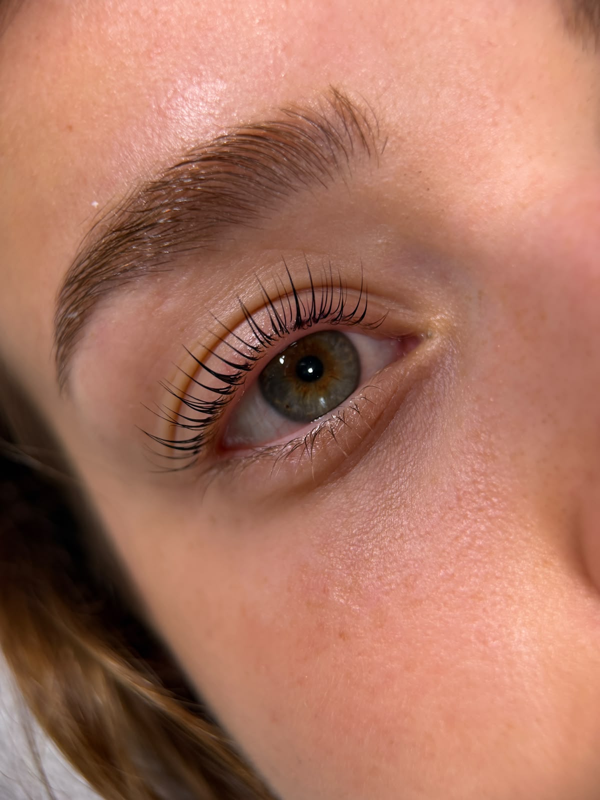 Natürlich geliftete Wimpern und Augenbrauen – ÉDA.STUDIO Frankfurt